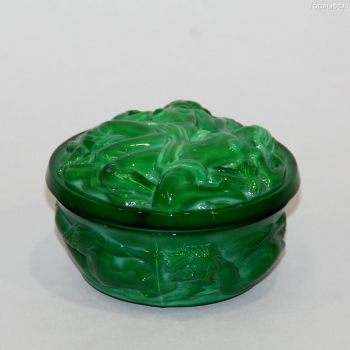 Realizada en cristal prensado color verde malaquita.
Francia.